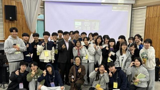 '부활' 구수환 감독, 한빛고등학교에서 북 콘서트 진행 