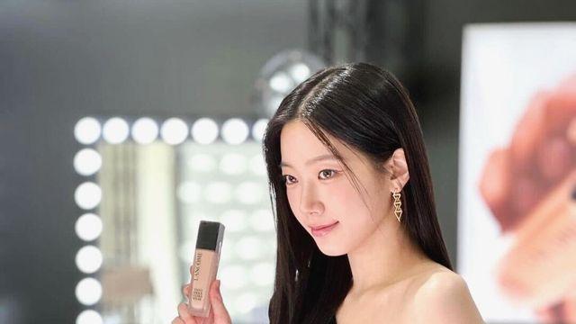 르세라핌 카즈하, 우아한 올블랙으로 시선 압도
