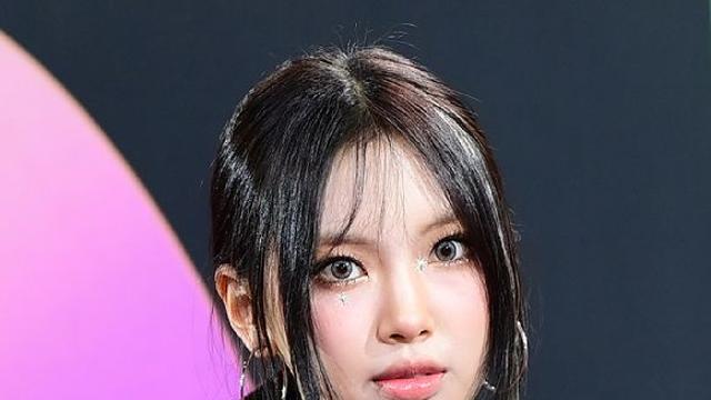뉴진스 혜인, 발등 미세골절로 활동 중단 