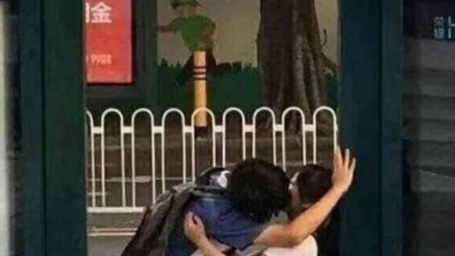 정류장 앞에서 커플이 키스하는데