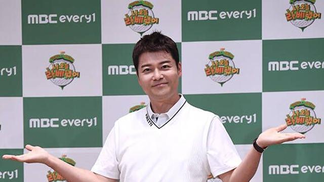 전현무 '요요없이 날씬…골린이의 피니시 포즈' [TF사진관]