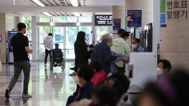 병원단체 '3천명 증원' 제안에 의사들 '신상털기'…