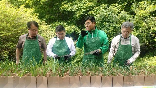 경기도 김동연, 여주 모내기 현장 방문. 농업인 격려