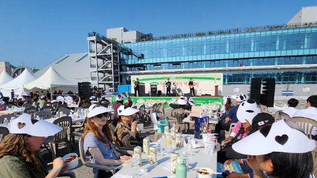인천시, 외국인 맥주·닭강정 무료 제공 파티 논란
