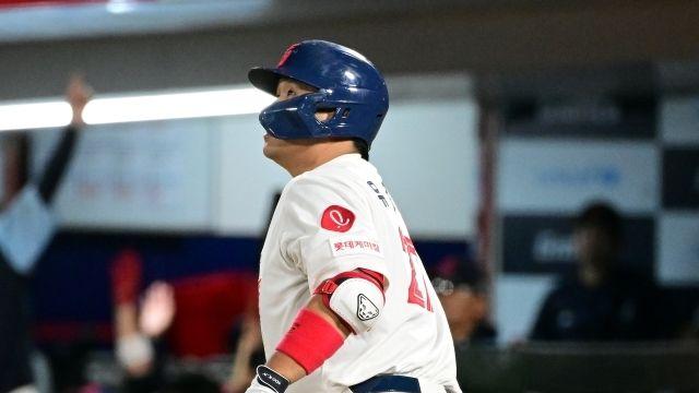'타구속도 179.6km' 유강남, 사직구장 '장외홈런' 폭발…피터스 이후 722일 만의 역대 10번째→비거리 135.4m [MD부산]