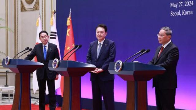 한일중 정상, 경제·인적교류 한목소리…北비핵화엔 온도차