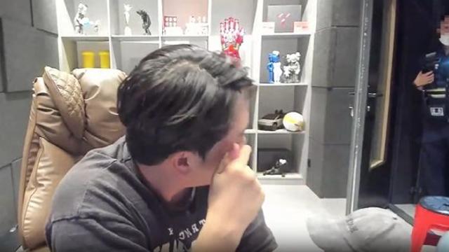 '스캠코인' 의혹 오킹, 생방송 중 경찰 출동…