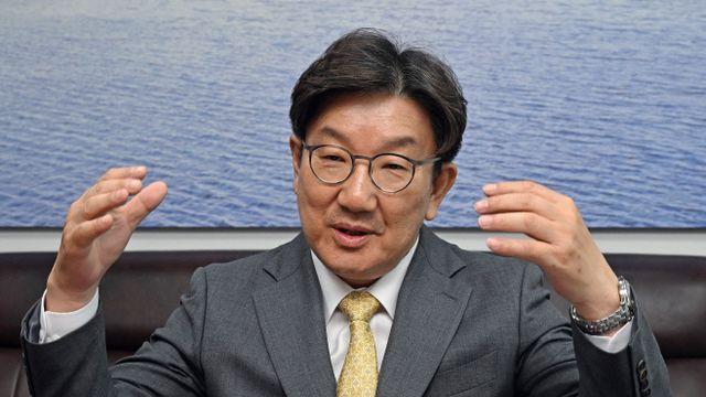 與 권성동 