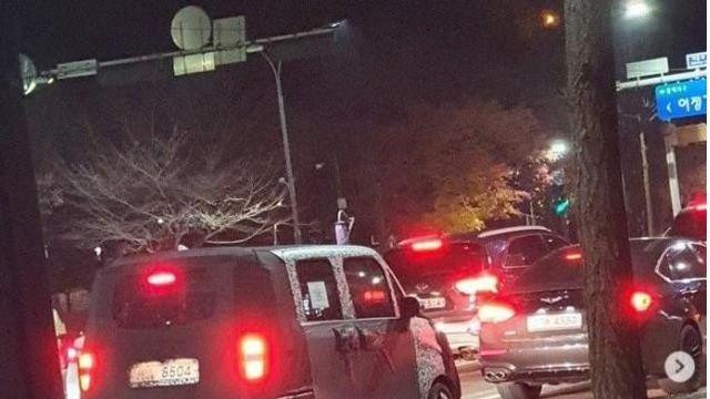 가림막 의미가 없는 자동차		…