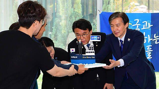 국회 출근 첫날 지지자들에게 선물 받는 조국 대표 [TF사진관]