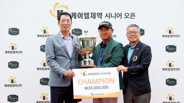 모중경, ‘케이엠제약 시니어 오픈’서 시즌 첫 승 신고… KPGA 챔피언스투어 4승 달성