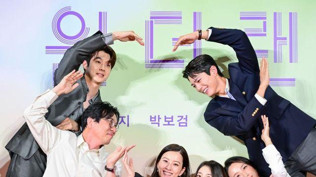원더랜드 배우들 큰 하트 다 같이 만드는 중