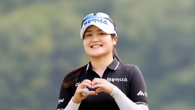 [STN포토]손가락 하트 보내는 홍현지