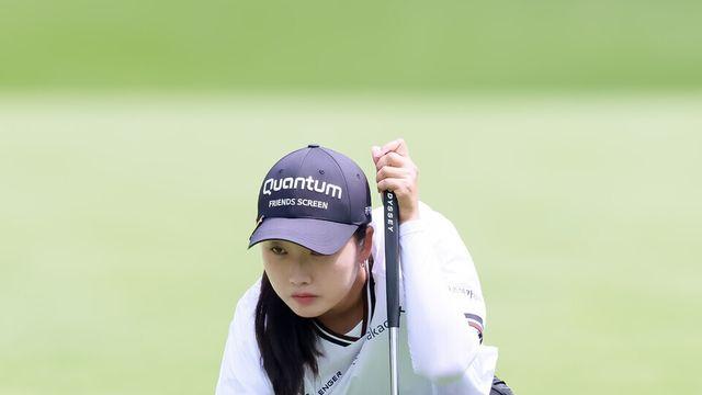 [STN포토]버디라인 정렬하는 한진선