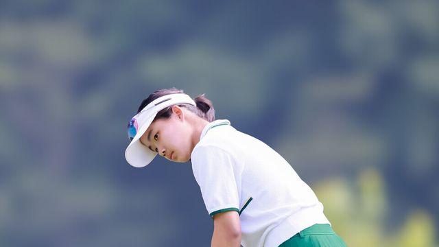 [STN포토]버디퍼트 시도하는 이지유
