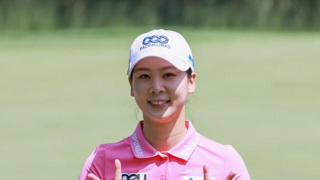 [STN포토]손인사로 홀아웃하는 황예나