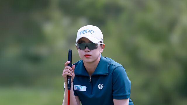 [STN포토]버디퍼트 준비하는 윤화영