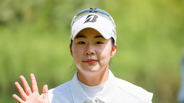 [STN포토]예쁘게 손인사하는 신지영