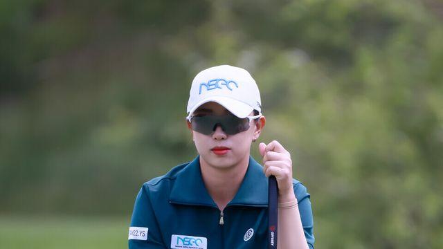 [STN포토]버디라인 정렬하는 윤화영