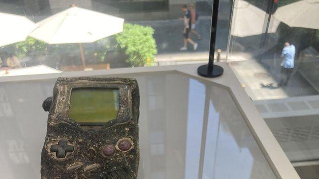 뉴욕 닌텐도 스토어에 전시된 세상에서 하나뿐인 게임보이		…
