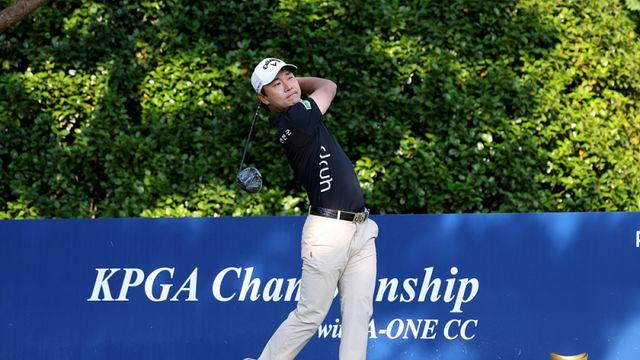 전가람, KPGA 선수권 이틀 연속 선두 질주