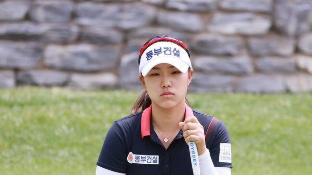 [STN포토]버디라인 살피는 윤민아