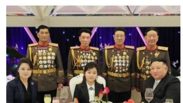 북한 사회를 압축한 사진		…