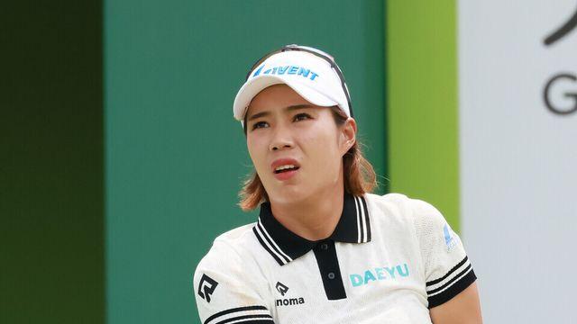 [STN포토]티샷방향 확인하는 최민경