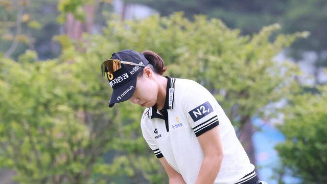 [STN포토]버디퍼트 시도하는 정윤지