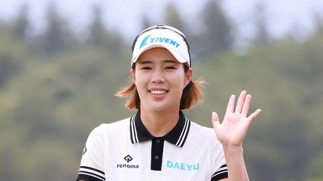 [STN포토]손흔들며 홀아웃하는 최민경