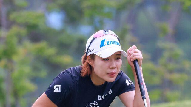 [STN포토]버디라인 살피는 최민경