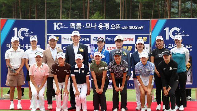 [STN포토]박현경, 함께 고생한 동료들과