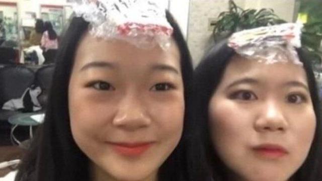 앞머리 파마하러 동네 미용실 간 여학생들