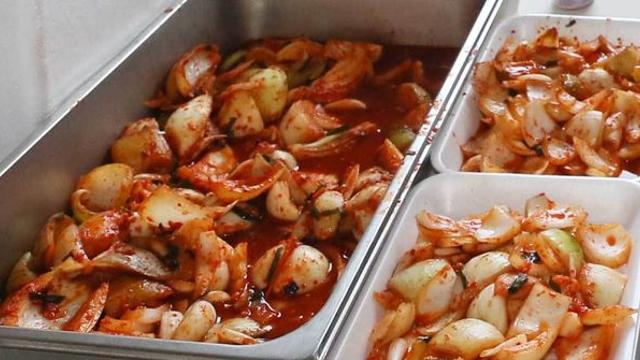 매콤 아삭한 '양파김치' 레시피 공개… 이렇게 담그면 완벽해요