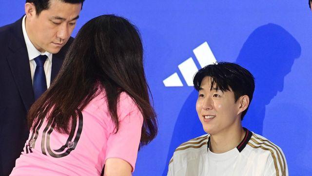 팬사인회 하는 손흥민