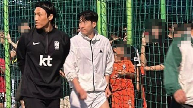 손흥민 '조기축구' 하다 깔릴 뻔...2000명 몰려 아수라장→경찰 출동까지