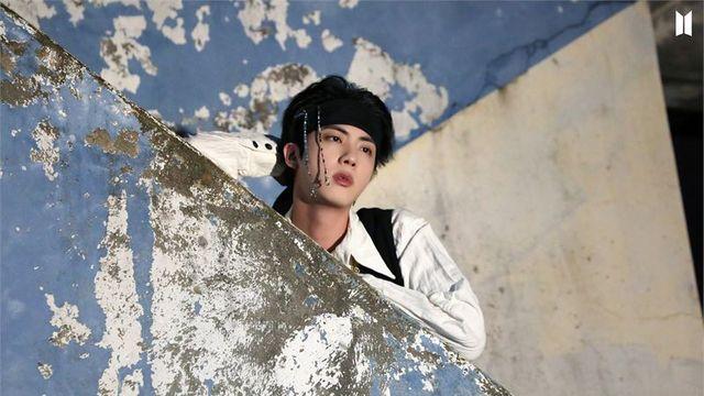 [BTS News] 방탄소년단 진, ‘흑발의 왕자님 아이돌’ 1 위…화려한 이목구비+무결점 피부
