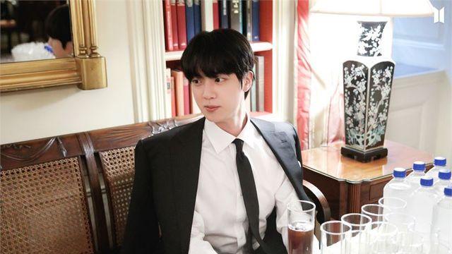 [BTS News] 방탄소년단 진 ‘디 애스트로넛’, 애플뮤직 MV 역주행…청량하고 몽환적인 분위기