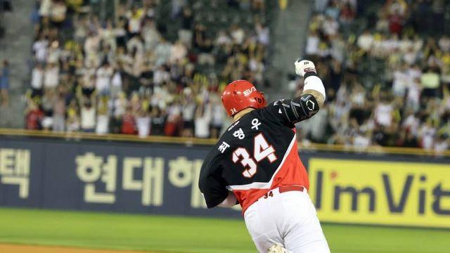 KIA 최형우, 이번엔 이대호 넘어 국내 선수 최고령 만루포 쐈다