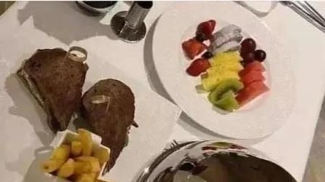 남편에게 사장 집들이 파티 인증샷 전송한 아내.,,