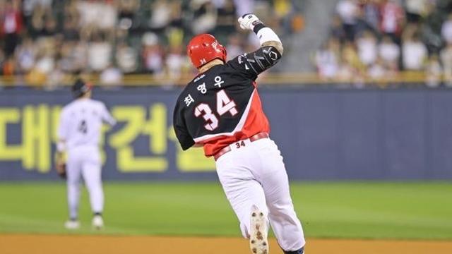 KIA 최형우, KBO리그 최고령 국내 선수 만루 홈런… 이대호 제쳐