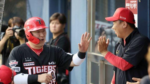 김도영 자동고의사구 거르자 KIA 4번 타자 최형우의 만루포···통산 9호