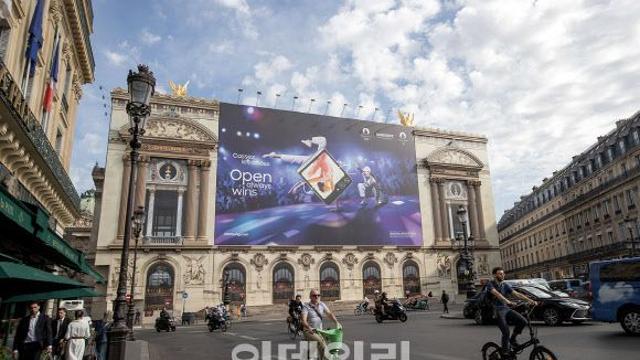 삼성 언팩 앞둔 프랑스 파리 '갤럭시'로 물들었다