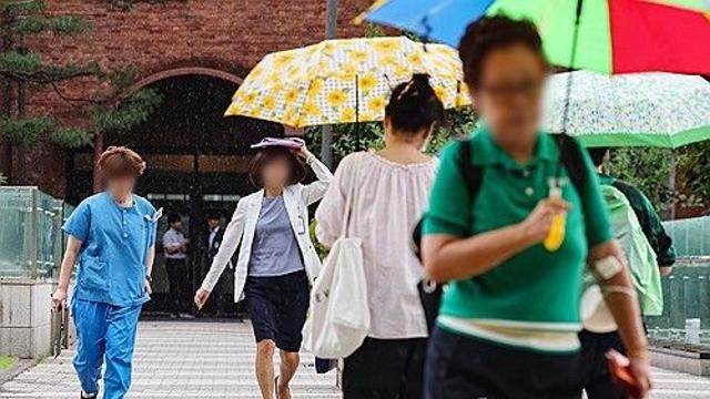 [날씨] 전국 곳곳 소나기…낮 최고기온 32도