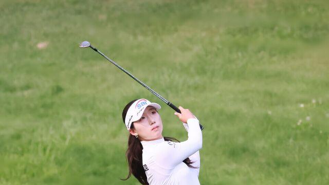 '신인상, 첫 승'  시즌 목표였던 이동은, 이틀 연속 단독 선두...일몰로 2라운드 경기 중단 [종합]