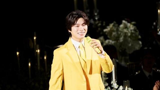 이이경, 트로트 가수 변신 '노란 슈트+서글서글 미소' 장착 (덕후의 딸)