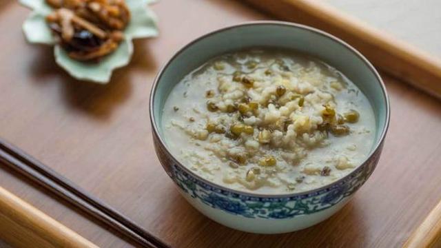 무더운 여름철 보양식 1티어 '녹두죽' 끓이는 법…효능은?