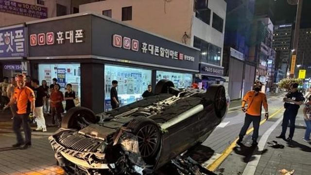 뒤집힌 벤츠 승용차 버리고 '줄행랑'…경찰, 40대 운전자 추적