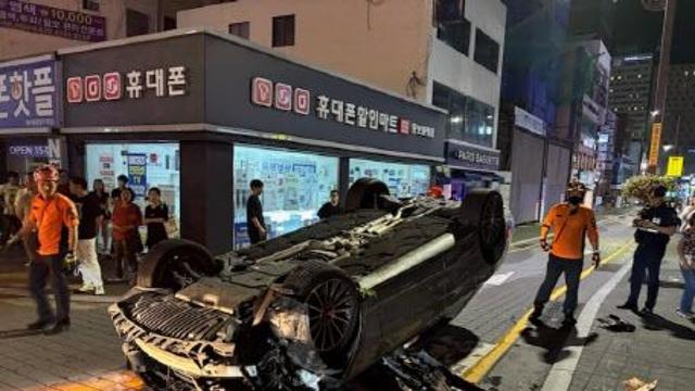해운대서 가로등 들이받고 전복된 벤츠…운전자 도주
