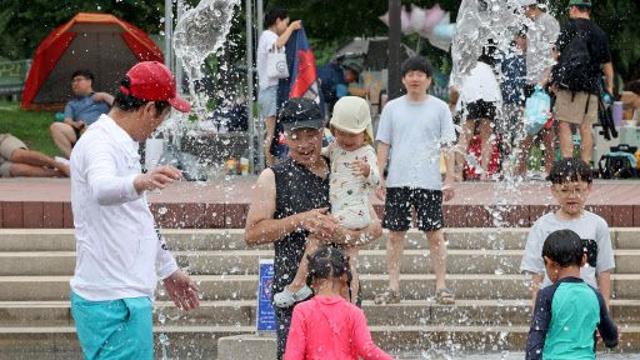 ‘초복’ 남부·제주 강한 비…중부 무더위 속 소나기[내일날씨]